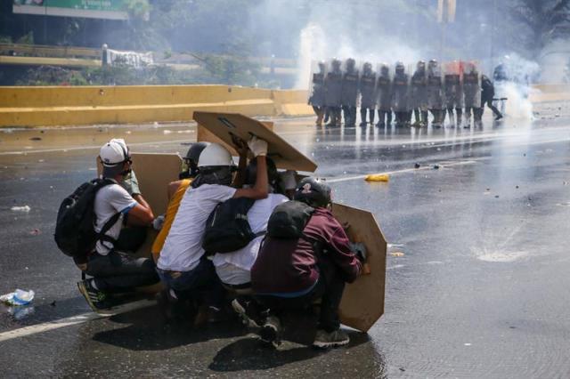 La brutal represión de este #10May que dejó un muerto y más de 160 heridos. EFE