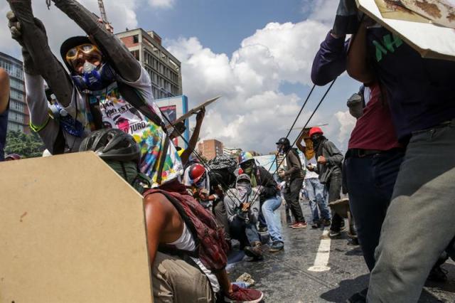 La brutal represión de este #10May que dejó un muerto y más de 160 heridos. EFE