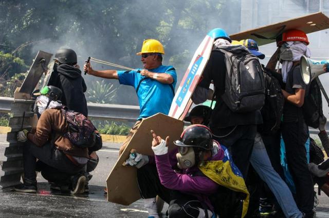 La brutal represión de este #10May que dejó un muerto y más de 160 heridos. EFE