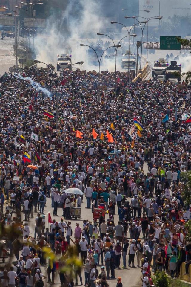 La brutal represión de este #10May que dejó un muerto y más de 160 heridos. EFE