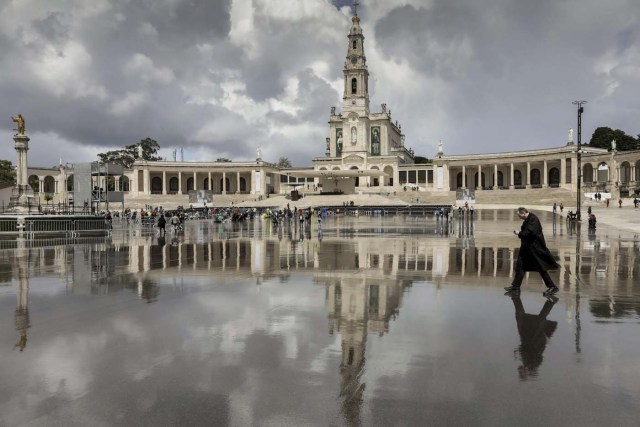 PNFA8 FÁTIMA (PORTUGAL), 11/05/2017.- Peregrinos llegan al santuario de Fátima, Portugal, hoy 11 de mayo de 2017. El Santuario de Fátima entregará al papa, durante su visita a este centro de peregrinación mañana y el sábado, un grupo escultórico de la Virgen y los tres pastorcillos, con motivo del centenario de las Apariciones que se conmemora este 2017. EFE/Paulo Novais