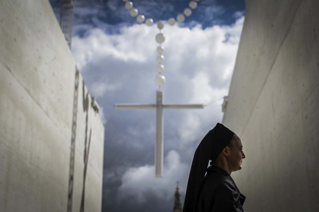 FAT117 FÁTIMA (PORTUGAL) 12/05/2017.- Una monja camina junto al Santuario de Nuestra Señora de Fátima en Fátima (Portugal) hoy, 12 de mayo de 2017. EFE/Mario Cruz