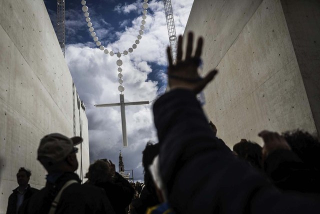 FAT118 FÁTIMA (PORTUGAL) 12/05/2017.- Peregrinos rezan a su llegada al al Santuario de Nuestra Señora de Fátima en Fátima (Portugal) hoy, 12 de mayo de 2017. EFE/Mario Cruz