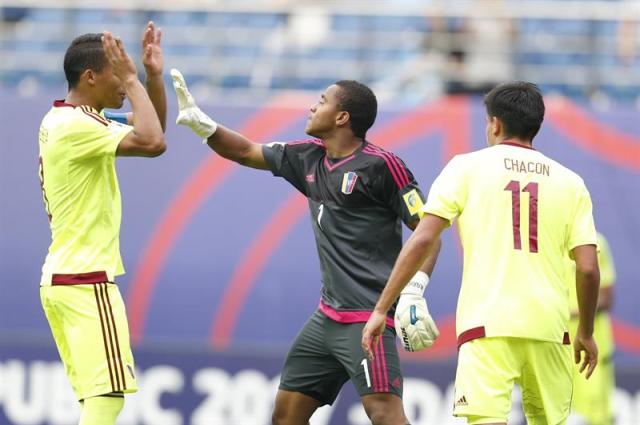  El portero venezolano Wuilker Farinez (c) celebra un gol junto a sus compañeros durante el encuentro que ha enfrentado a Vanuatu y Venezuela en la fase de grupos del Mundial Sub-20 en Daejeon (Corea del Sur) hoy, 23 de mayo de 2017. EFE/Jeon Heon-Kyun