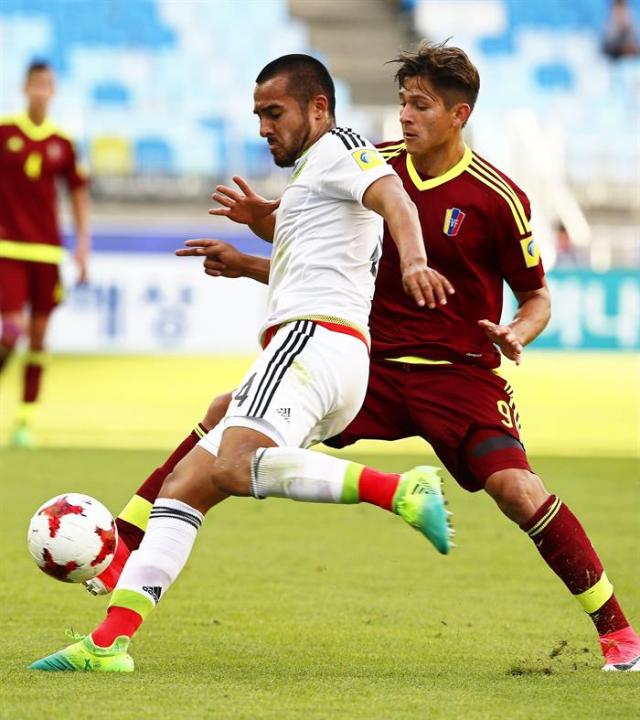 El jugador venezolano Ronaldo Peña (d) pelea por la bola con el mexicano Juan Aguayo durante un partido de la fase de grupos del Mundial Sub-20 que ha enfrentado a México y Venezuela en Suwon (Corea del Sur) hoy, 26 de mayo de 2017. EFE/Kim Hee-Chul