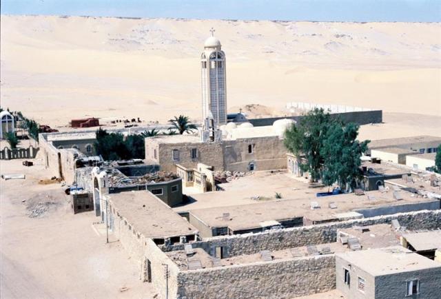 Fotografía sin fechar y facilitada hoy, 26 de mayo de 2017, que muestra una vista del Monasterio de San Samuel el Confesor, en la provincia de Minia, Egipto. Al menos 29 personas murieron hoy, 26 de mayo de 2017, y dos decenas resultaron heridas por un tiroteo perpetrado por un grupo de hombres contra un autobús de cristianos coptos en el oeste del pueblo egipcio de Al Adua, en la provincia de Minia (sur), informó en un comunicado el Ministerio de Interior. EFE