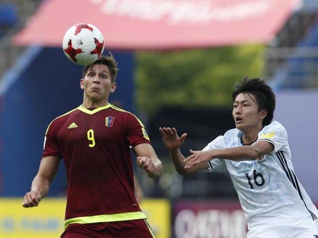 Jugadores de la selección Sub-20 de venezuela celebran tras marcar el gol del 1-0 durante su partido ante Japón en los octavos de final del Mundial de fútbol Sub-20 en Daejeon (Corea del Sur) hoy, 30 de mayo de 2017. EFE/Kim Hee-Chul