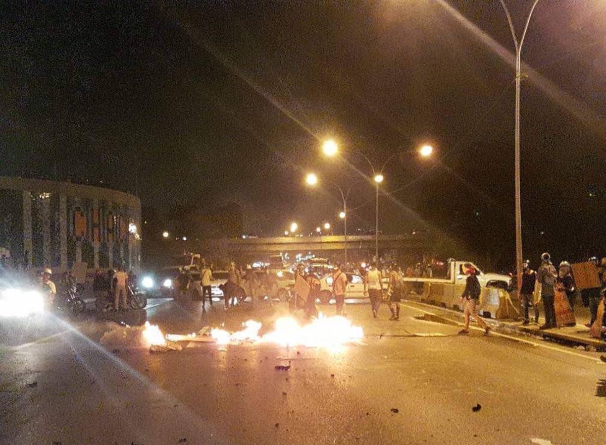 Trancan la Autopista Francisco Fajardo con gandolas (fotos+video)