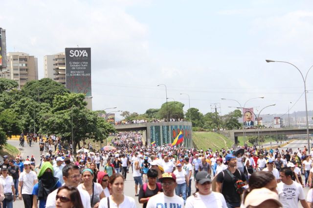 Manifestantes marchan por la autopista Francisco Fajardo / Foto: Régulo Gómez - La Patilla