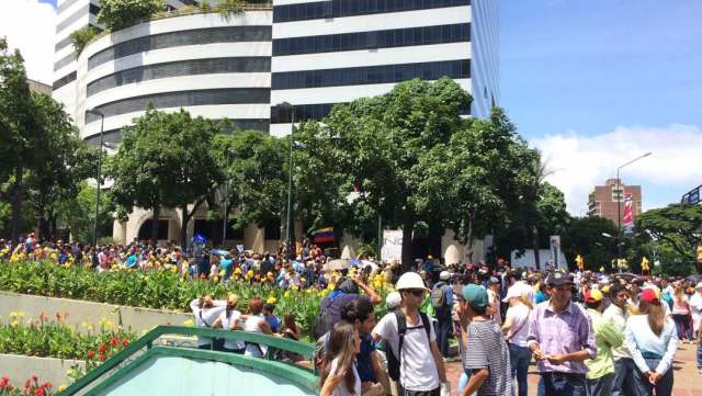 Oposición se concentra en la plaza Altamira para marchar hasta el ministerio de Interiores, Justicia y Paz / Foto: Gabriela Gómez - La Patilla