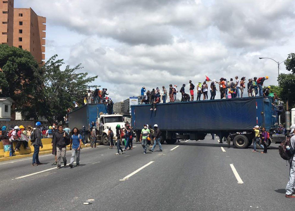 Manifestantes trancaron la Francisco Fajardo con varias gandolas en ambos sentidos (Fotos + Video)