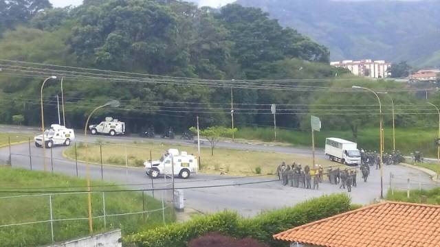 La GNB lanzó gases lacrimógenos contra zona residencial en Campo Claro, Mérida. Foto: @leoperiodista 