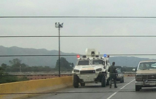 Tanqueta de la GNB sobre el distribuidor San Diego. (Foto @GabytaSuniaga)