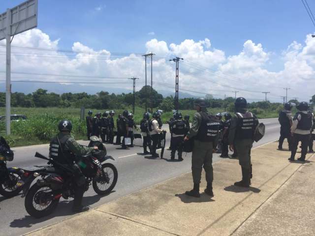 Contingente de la PNB y GNB impide paso de la manifestación de la oposición en la Autopista del Sur #Carabobo. #13May Fotos: @tvcarlosdiaz