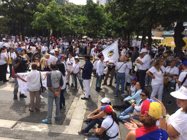 Mujeres comienzan a concentrarse en la Plaza Brión de Chacaito