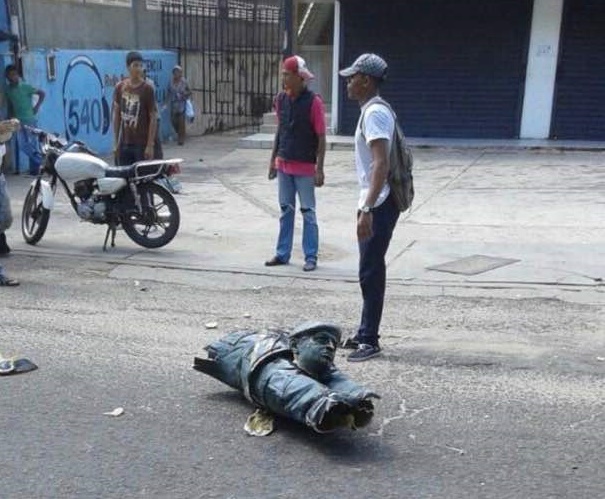 Queman y tumban estatua de Chavez en La Villa del Rosario en el estado Zulia