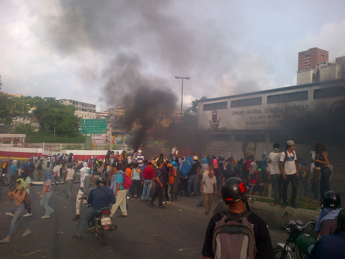 Manifestantes tomaron comando de la Guardia del Pueblo en Los Teques (Fotos)