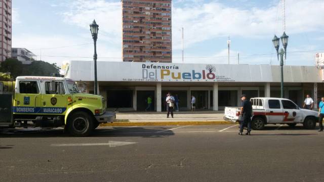 La sede de la Defensoría en el estado Zulia fue incendiada. La misma suerte la corrió el edificio del Inavi. Foto: @Ldanieri