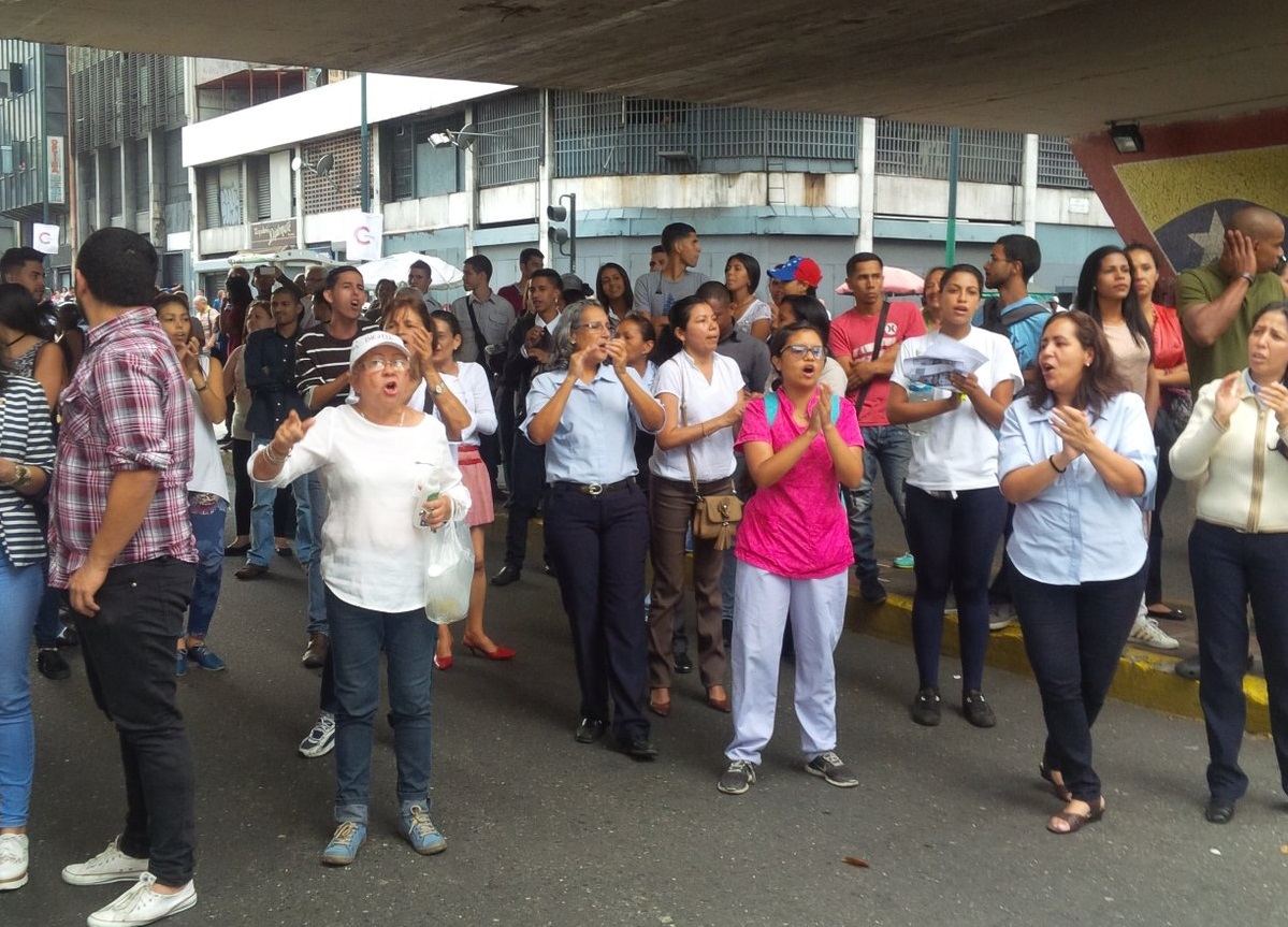 Caraqueños trancaron la Av. Urdaneta pese a presencia de GNB y colectivos (Fotos)