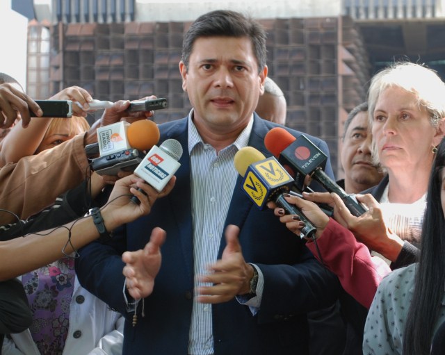 El diputado Freddy Superlano asiste a la Fiscalía para pedir investigación sobre asesinatos en Barinas 