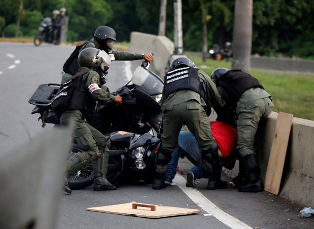 Un manifestante opositor es detenido por órganos represores en Caracas, Venezuela este 8 de mayo REUTERS/Carlos Garcia Rawlins