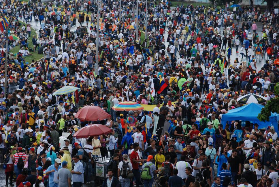 Venezolanos cumplen casi 10 horas de resistencia pacífica en las principales arterias viales del país