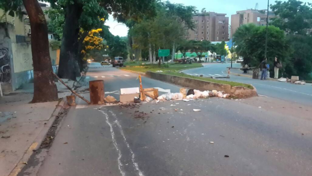 Barricada en la redoma de El Hatillo / Foto: @rsanz777 