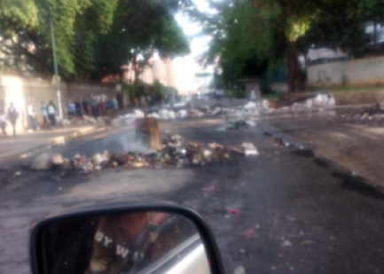 Barricadas colocadas en El Paraíso la mañana de este jueves Foto: @mistribilines