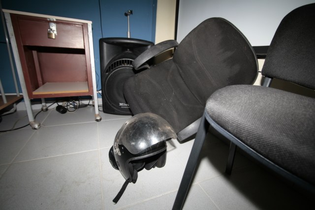 En la sala de consejo universitario se encuentro el casco de un policía