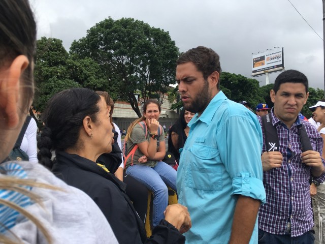 Desde la autopista Francisco Fajardo el diputado juan Requesens