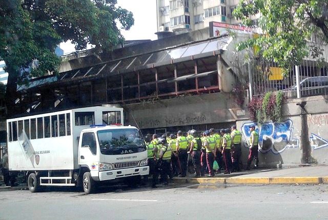 Foto: Efectivos de la PNB llegan a Chacaito este 24 de mayo / Cortesía 