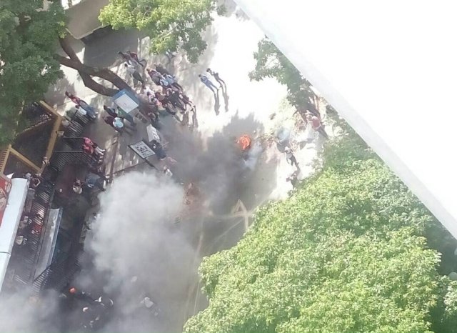 Foto: Cerrado el paso en la avenida principal en Palo Verde / Cortesía