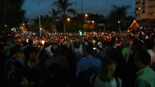 Concentración por los caídos en Parque Cristal. Foto: Eduardo de la Concha /LaPatilla