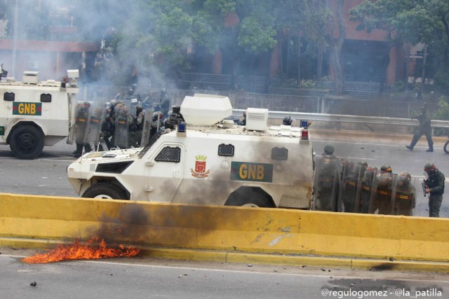 Represión en la Autopista Francisco Farjardo. Foto: Régulo Gómez.