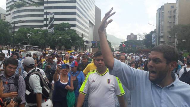 Manifestantes concentrados en Altamira para marchar a la Cancillería / Foto: Eduardo Ríos - La Patilla