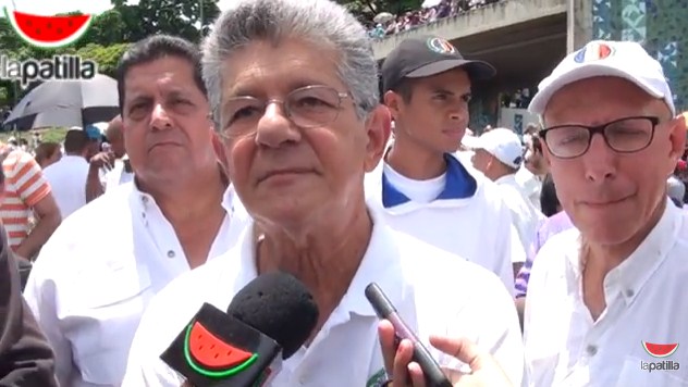 El diputado a la AN, Henry Ramos Allup acudió este lunes al plantón convocado por la Unidad en Caracas