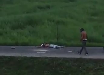 ¡GRAVE!… Video en Los Tulipanes muestra manifestante inerte y policía muy cerca disparando