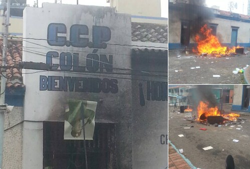 La fuerte represión contra los manifestantes que rechazaban los dos asesinatos de este lunes, derivó en actos vandálicos. Quemaron la sede de la Policía en San Juan de Colón y la prefectura. Foto: @WilleidaGarcia 