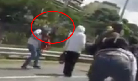 VIDEO: ¡Sadismo criminal!… “misil de cianuro de Maduro”, directo a la cabeza, en cámara lenta