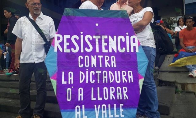 El señor del papagayo hace presente en la manifestación de este #24May 