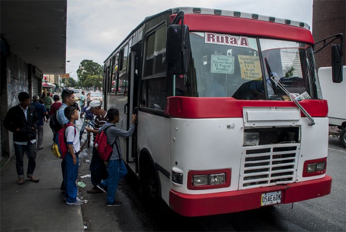 Mujer muere al lanzarse de una unidad de transporte mientras era robada en El Junquito