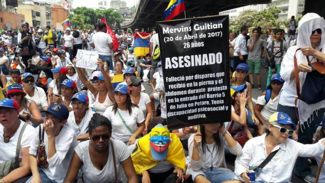 Mujeres opositoras se plantan en la autopista Francisco Fajardo