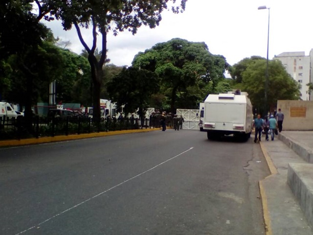 GNB impide el paso por la avenida Andrés Bello #8May (Fotos)