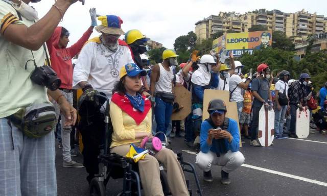 Manifestantes entonan notas del Himno Nacional 