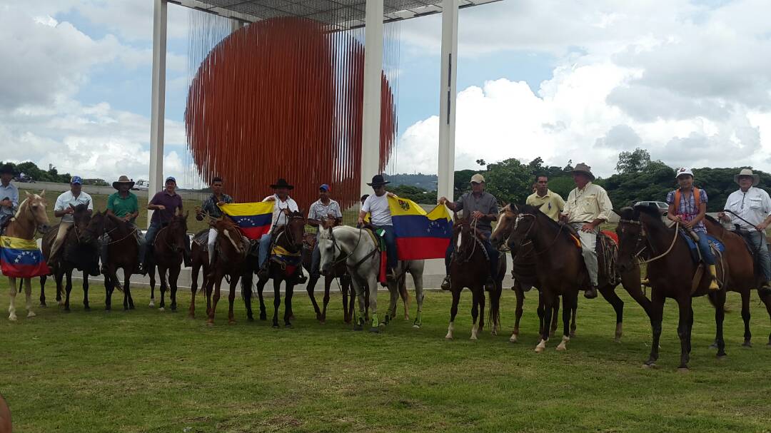 Jinetes por la libertad cabalgaron por Caracas este #13May (Foto y Video)