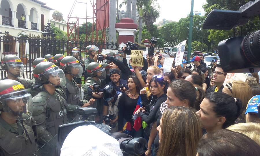 #SueltenLasArmas piden las madres venezolanas a la GN en El Paraíso (Fotos)