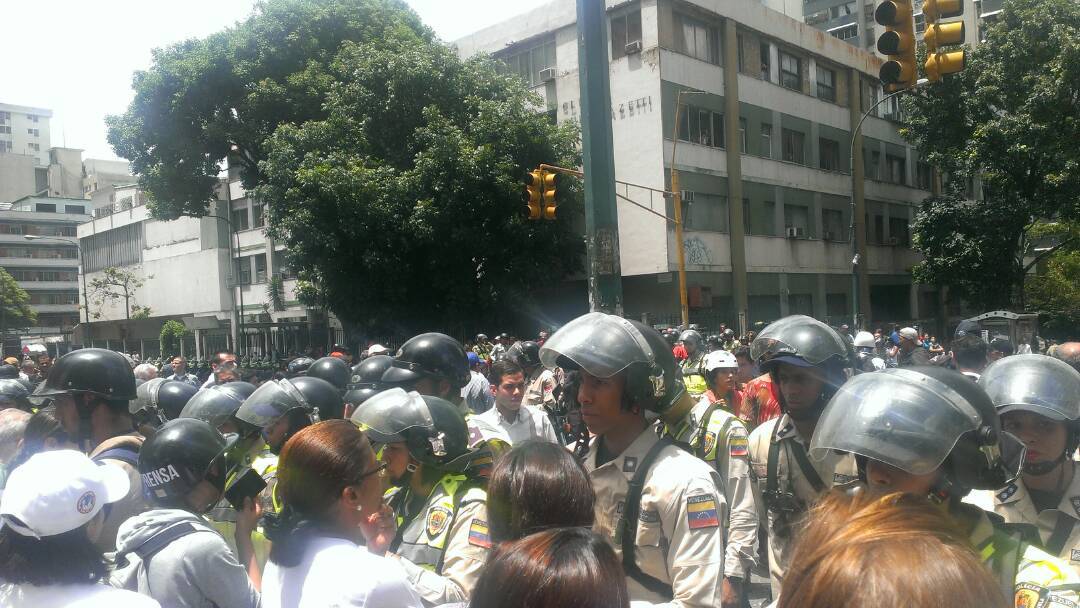 PNB impidió marcha de médicos hasta el ministerio de Salud #17May