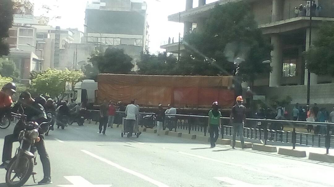 Atraviesan gandola en la Francisco de Miranda a la altura de La Castellana (Fotos)