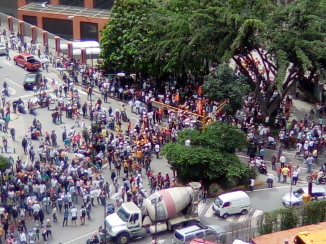 Encapuchados toman camión de cemento en Bello Monte (Videos + Fotos)