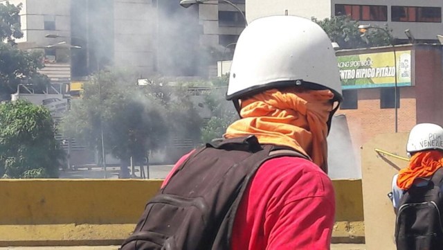 Reprimen con lacrimógenas a manifestantes en la Francisco Fajardo / Foto: Eduardo Ríos La Patilla